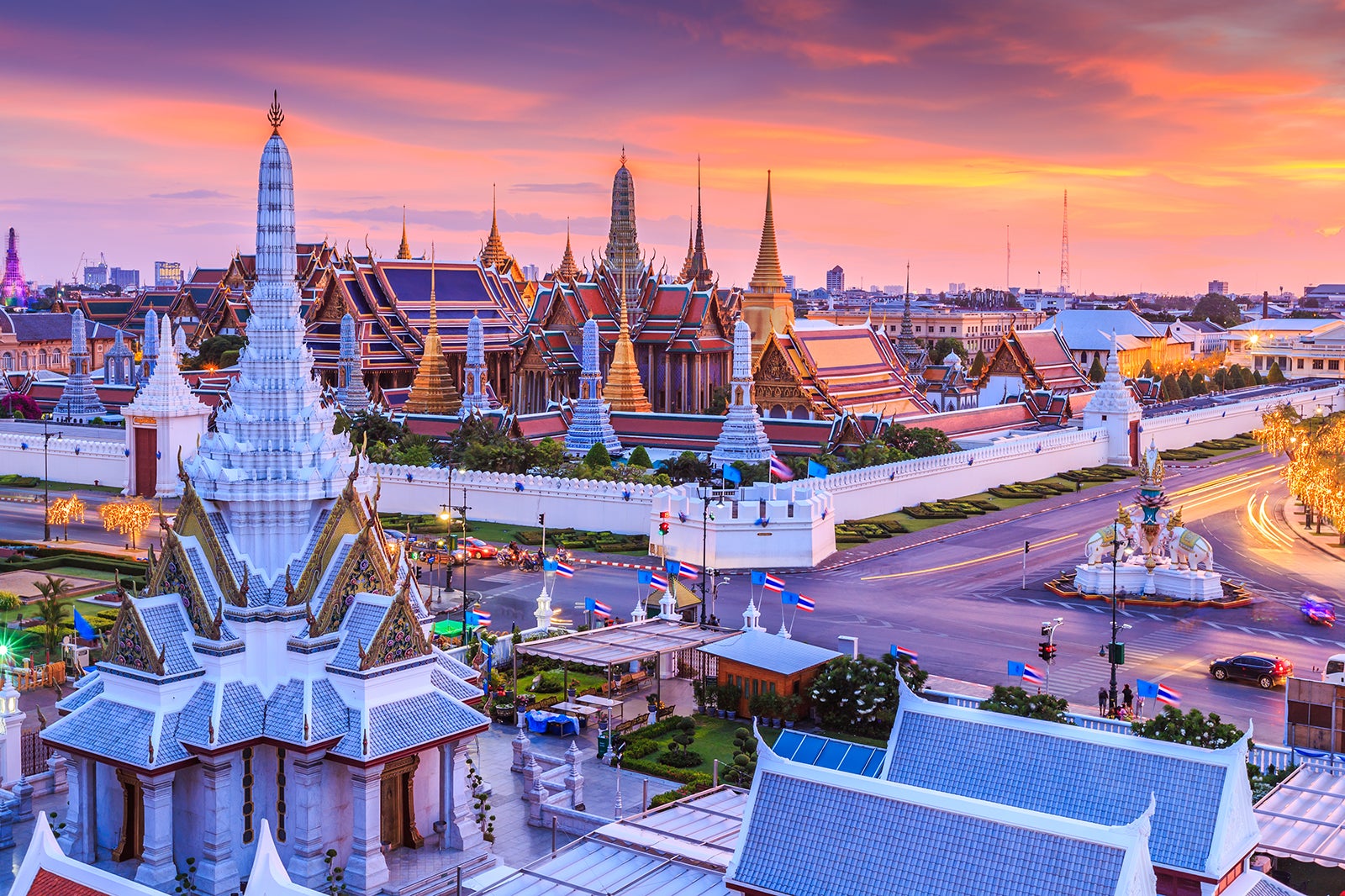 Gửi đèn led trang trí từ Sài Gòn đi Bangkok giá rẻ 2023