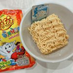 MUA HỘ MÌ ĂN LIỀN YUM YUM CHANG NOI THÁI LAN 2025Mì Yum Yum Chang Noi là sản phẩm mì ăn liền đến từ thương hiệu Yum Yum – một trong những thương hiệu mì nổi tiếng nhất Thái Lan. Tại Thái Lan, Yum Yum Chang Noi nổi bật với hương vị chua cay đặc trưng, sợi mì dai, nước súp đậm đà, dễ chế biến và phù hợp với khẩu vị người Việt. Năm 2025, thương hiệu Yum Yum Chang Noi tiếp tục cho ra mắt nhiều hương vị mới, bao bì bắt mắt, cải tiến chất lượng để chinh phục cả những thực khách khó tính. Các vị như Tom Yum tôm chua cay, thịt bằm cay, lẩu Thái, hay vị lẩu Thái hải sản luôn nằm trong top bán chạy.