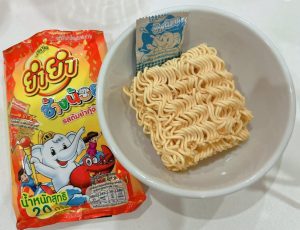 MUA HỘ MÌ ĂN LIỀN YUM YUM CHANG NOI THÁI LAN 2025Mì Yum Yum Chang Noi là sản phẩm mì ăn liền đến từ thương hiệu Yum Yum – một trong những thương hiệu mì nổi tiếng nhất Thái Lan. Tại Thái Lan, Yum Yum Chang Noi nổi bật với hương vị chua cay đặc trưng, sợi mì dai, nước súp đậm đà, dễ chế biến và phù hợp với khẩu vị người Việt. Năm 2025, thương hiệu Yum Yum Chang Noi tiếp tục cho ra mắt nhiều hương vị mới, bao bì bắt mắt, cải tiến chất lượng để chinh phục cả những thực khách khó tính. Các vị như Tom Yum tôm chua cay, thịt bằm cay, lẩu Thái, hay vị lẩu Thái hải sản luôn nằm trong top bán chạy.